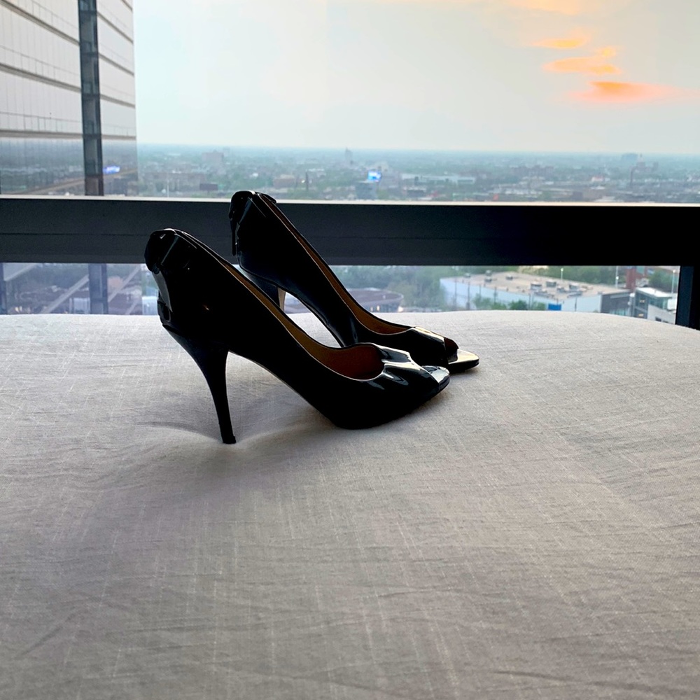 Black Enzo Angiolini pumps with bow